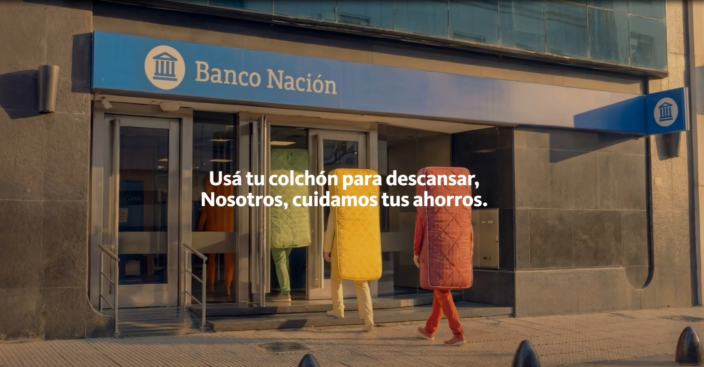 A Banco Nacion ad features mattresses walking into a bank. The text reads “Use your mattress to rest, we’ll take care of your savings.”