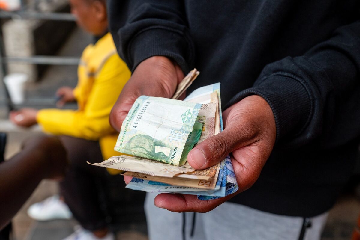 South Africa’s Rand, Bonds Gain as Auction Draws Strong Demand