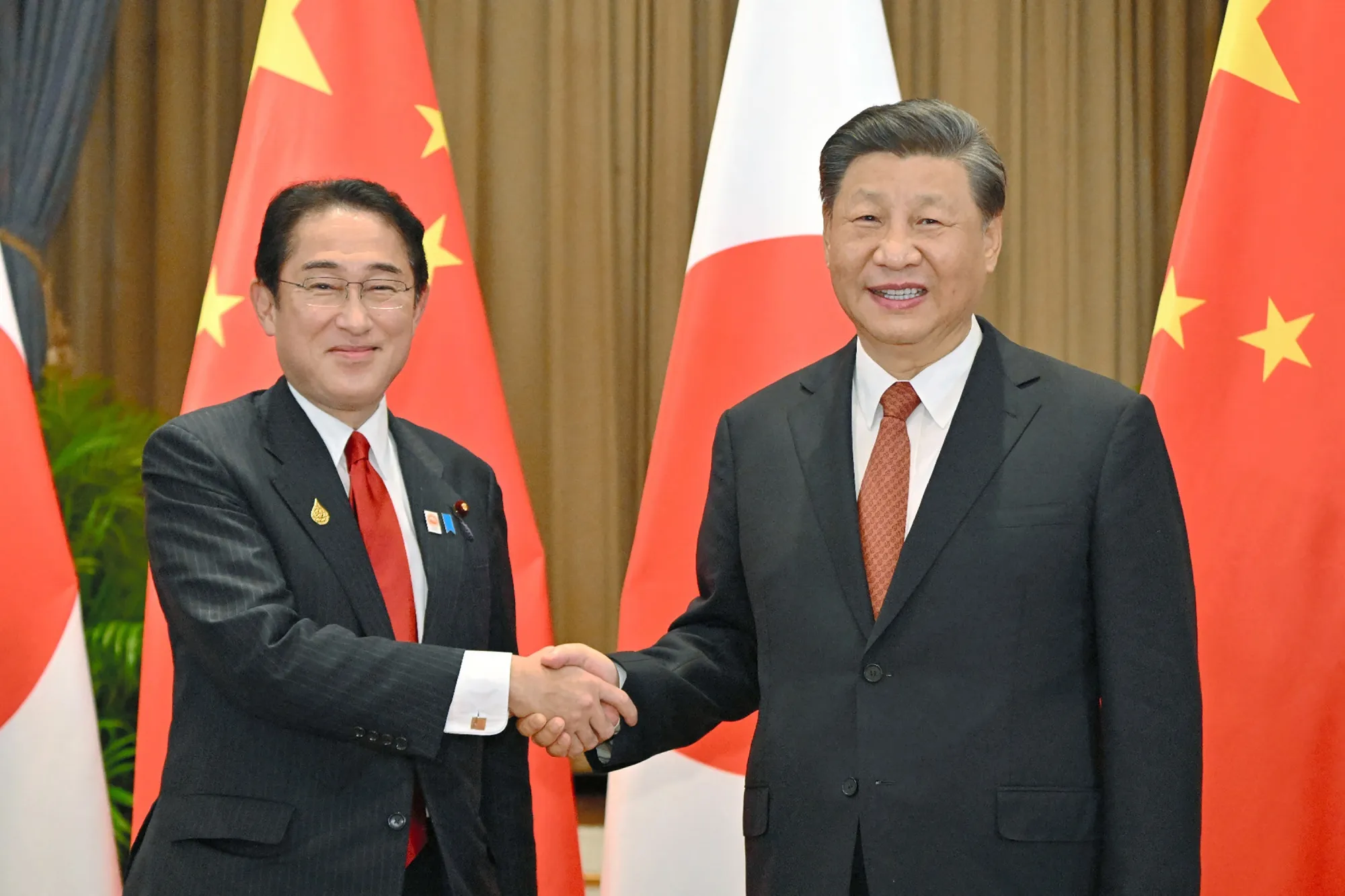 Fumio Kishida, left, meets Xi Jinping in Bangkok on Nov. 17.