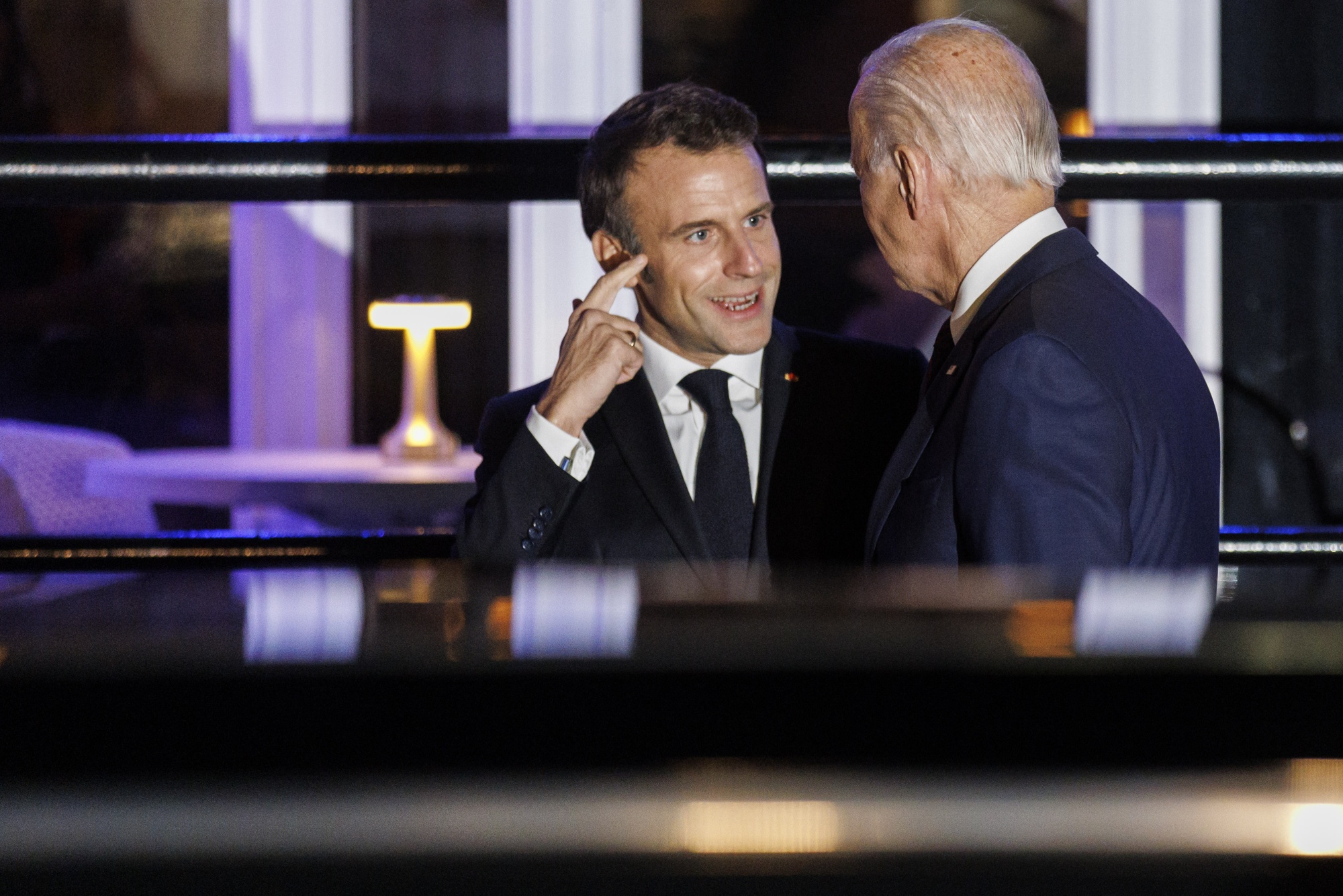 Macron biden. Байден и Макрон встреча. Макрон и Байден фото. Эммануэль Макрон на встрече. Макрон Байден омары.