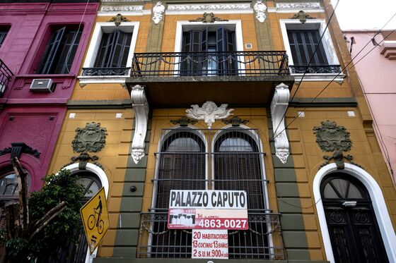 Capital Controls, Sky-High Rates Crush Argentine Housing Market