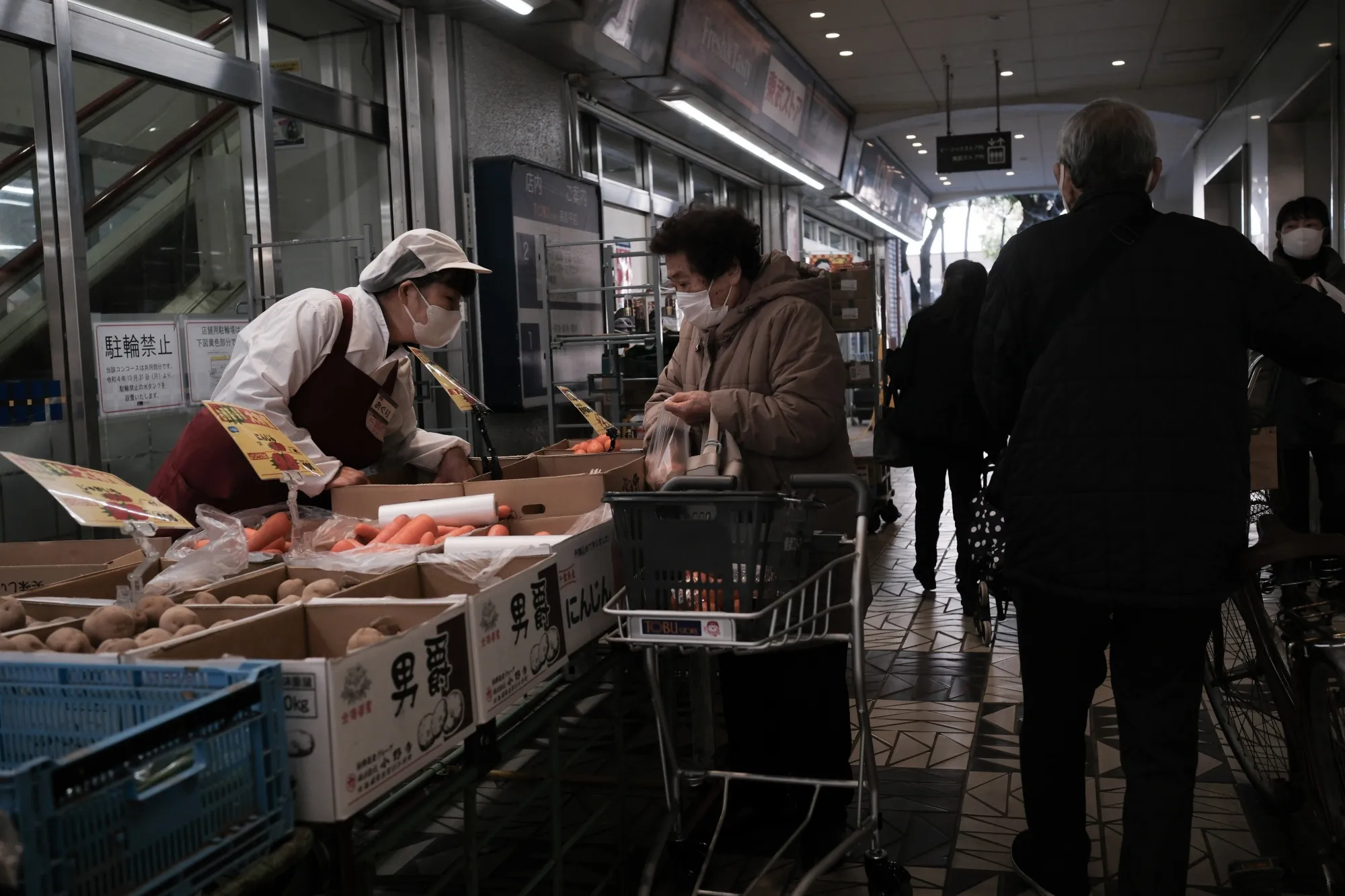 Consumer&nbsp;prices&nbsp;excluding fresh food rose 1.6% in Tokyo, slowing from 2.4% in March, the ministry of internal affairs reported Friday.