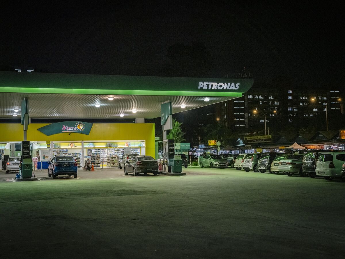 Petronas Returns to Profit on Oil Gains, Plans Clean Energy Unit