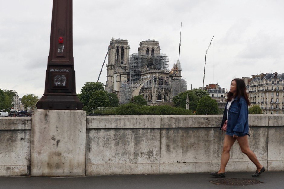 A new lawsuit alleges that Paris authorities have underplayed the risk of lead poisoning in the vicinity of Notre-Dame Cathedral.