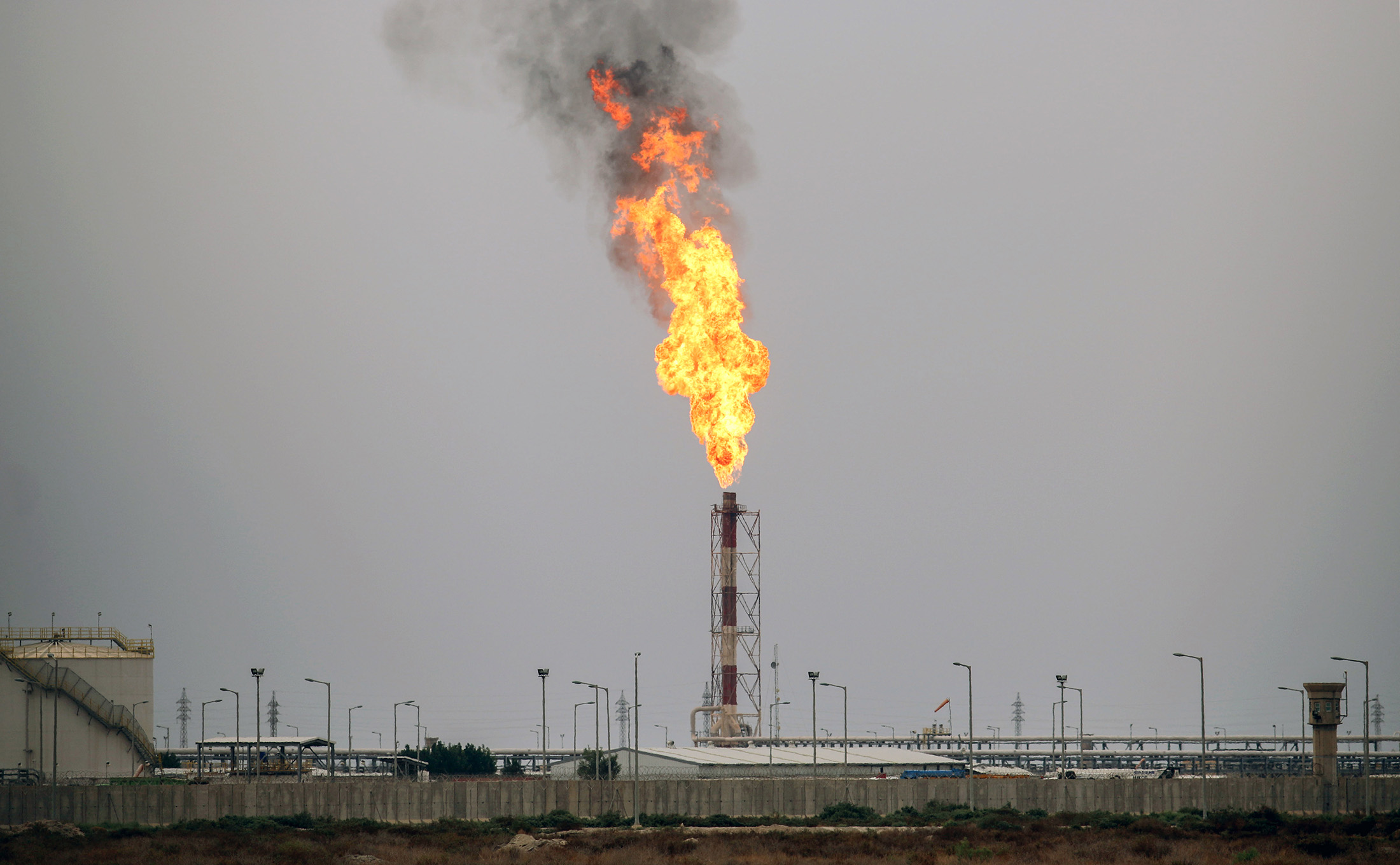 Iraq Says BP and Lukoil Want to Sell Down Oil Stakes - Bloomberg