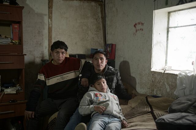 Al ser el hijo mayor, Ivcher ahora está a cargo de sus hermanos menores, incluyendo a Ollanta de 18 años y a Hugo de 11.