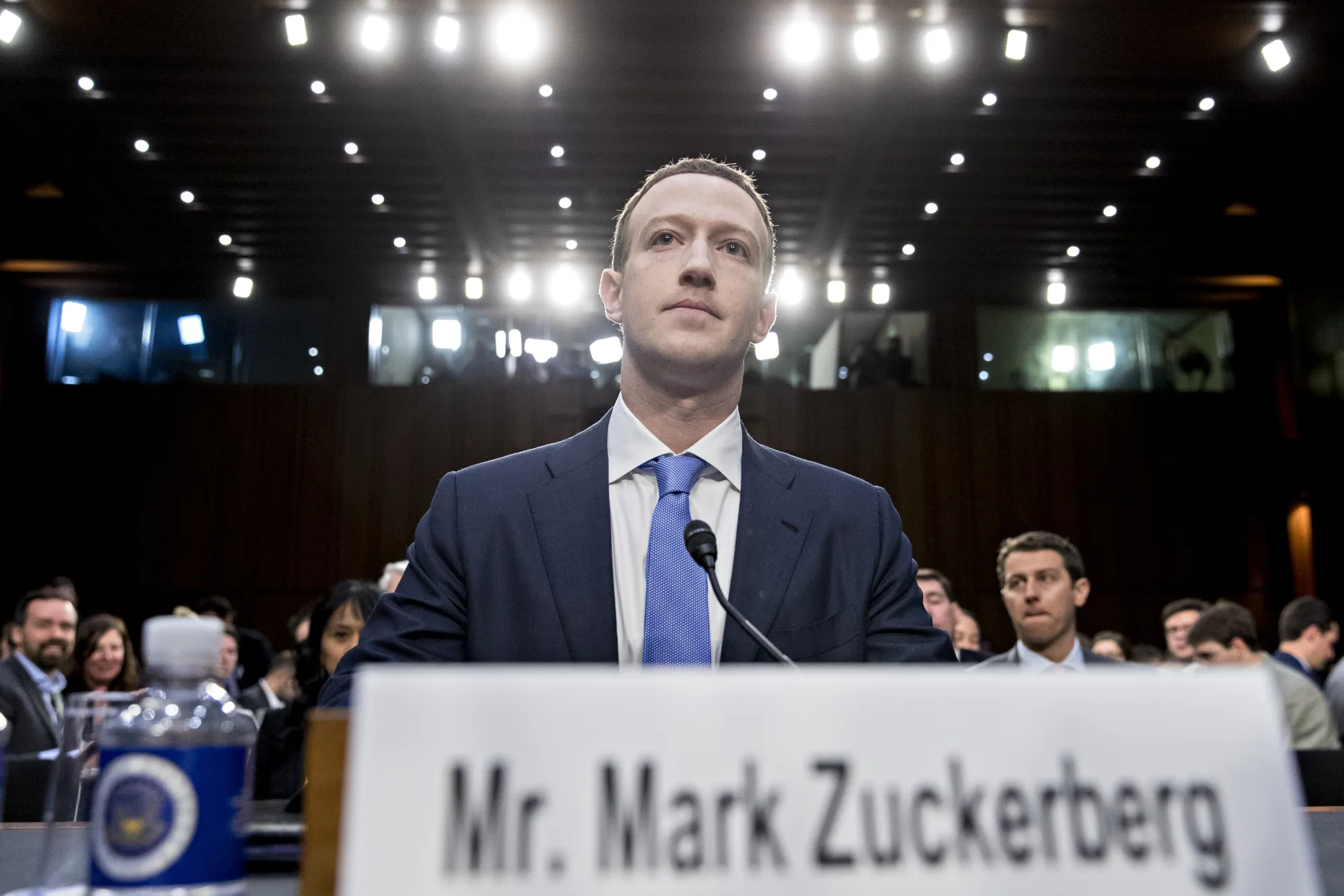 フェイスブック、有料版導入を示唆－ザッカーバーグ氏 - Bloomberg