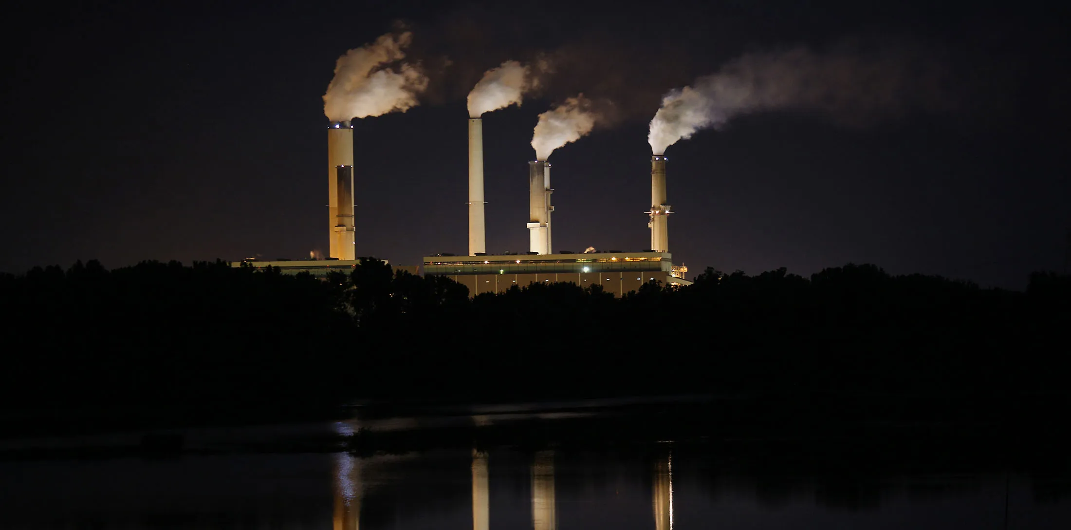 Emissions rise from stacks at the Duke Energy Corp. Gibson Station power plant in Owensville, Indiana, U.S., on Thursday, July 23, 2015. Coal reclaimed its ranking as the top fuel for generating electricity at U.S. power plants in May, beating natural gas, which took the number one spot for the first time in April.
