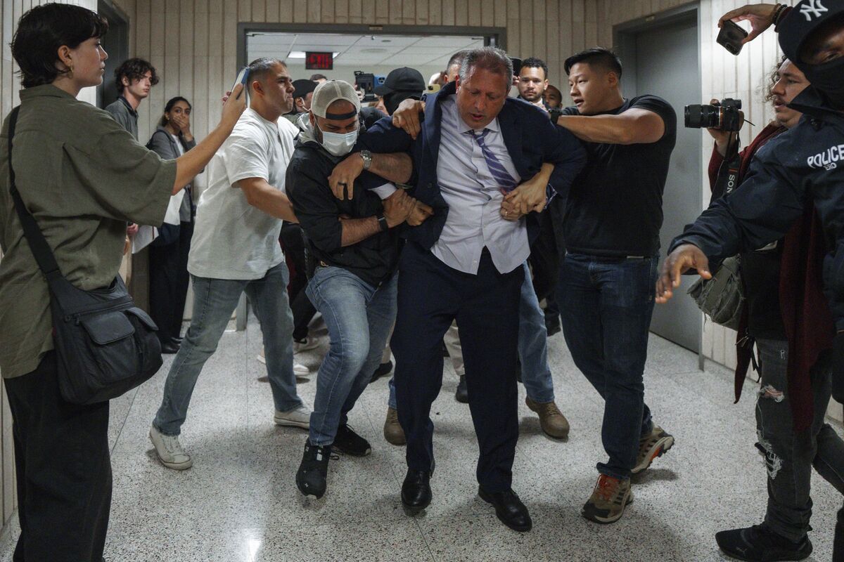 🟪"Arresto sorprendente: il controllore di New York Brad Lander fermato davanti al tribunale per l'immigrazione"