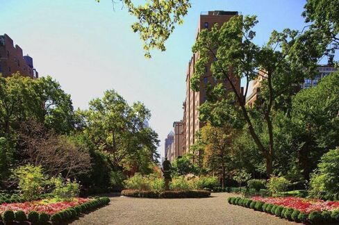 The house fronts Gramercy Park, one of two private parks in New York.