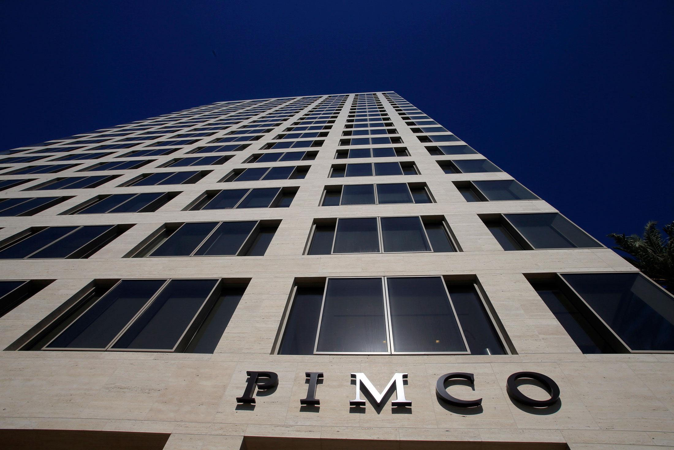 Pimcic What Bond Carnage? Pimco Boosts Allianz With $11 Billion Inflow - Bloomberg