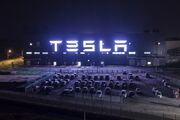 Tesla Resumes Plunge as Fears of Slow Production Weigh on Stock