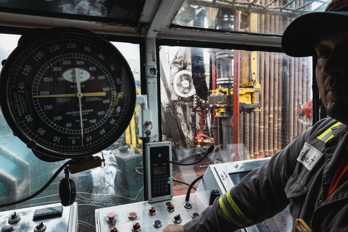 Oil Paychecks Set a Record Even as Shale Industry Consolidates - Bloomberg