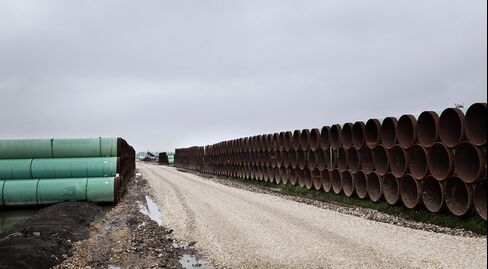 Keystone XL Foes Use Flattery to Sway Kerry Against Oil Pipeline