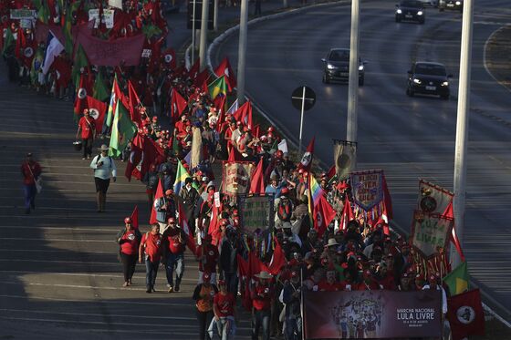 Thousands March in Brasilia as Lula Files Election Paperwork