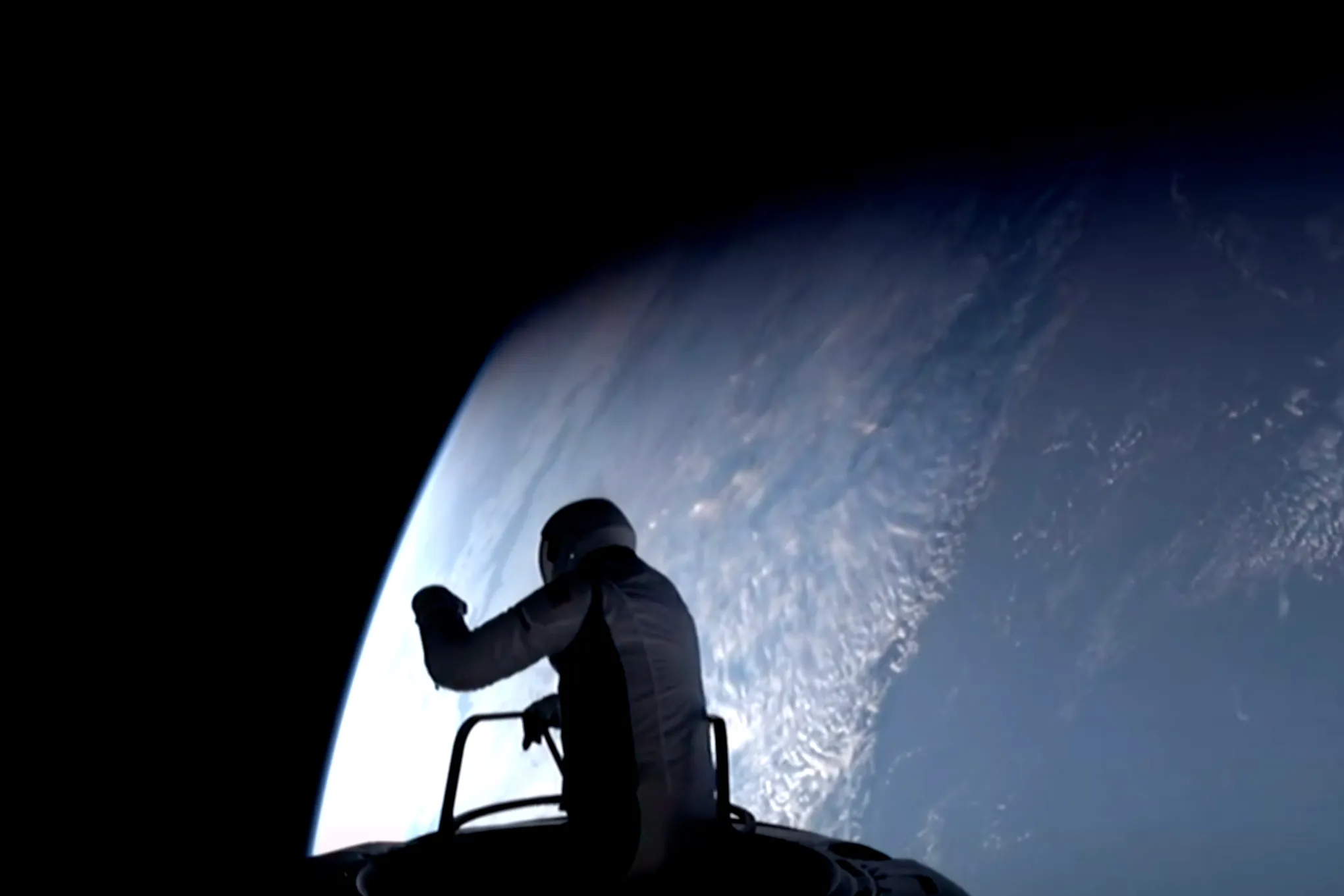 宇宙での船外活動、民間人で初めて-「地球は完璧な世界に見える 宇宙での船外活動、民間人で初めて-「地球は完璧な世界に見える