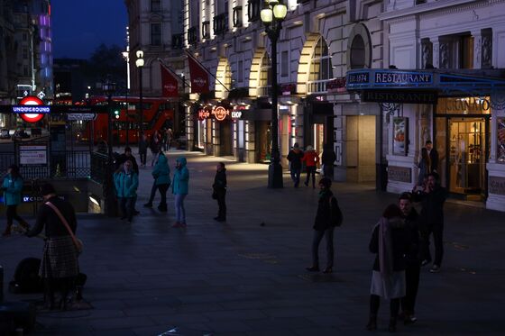 Johnson Threatens U.K. Lockdown as Public Ignores Virus Warnings