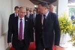 Vladimir Putin, left, and Oleg Deripaska at 2017 APEC Summit.