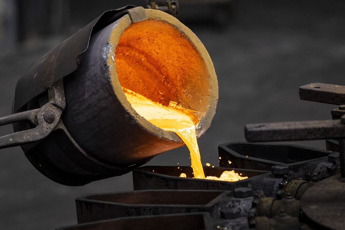 Gold Faces Third Weekly Drop Amid Fed Rate Hike Speculation And US-Iran Tensions