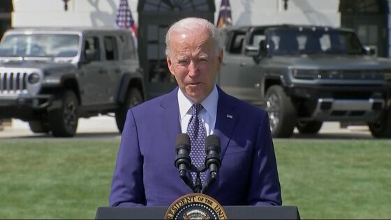 Biden Flanked by Detroit Automakers Signs Clean Car Targets