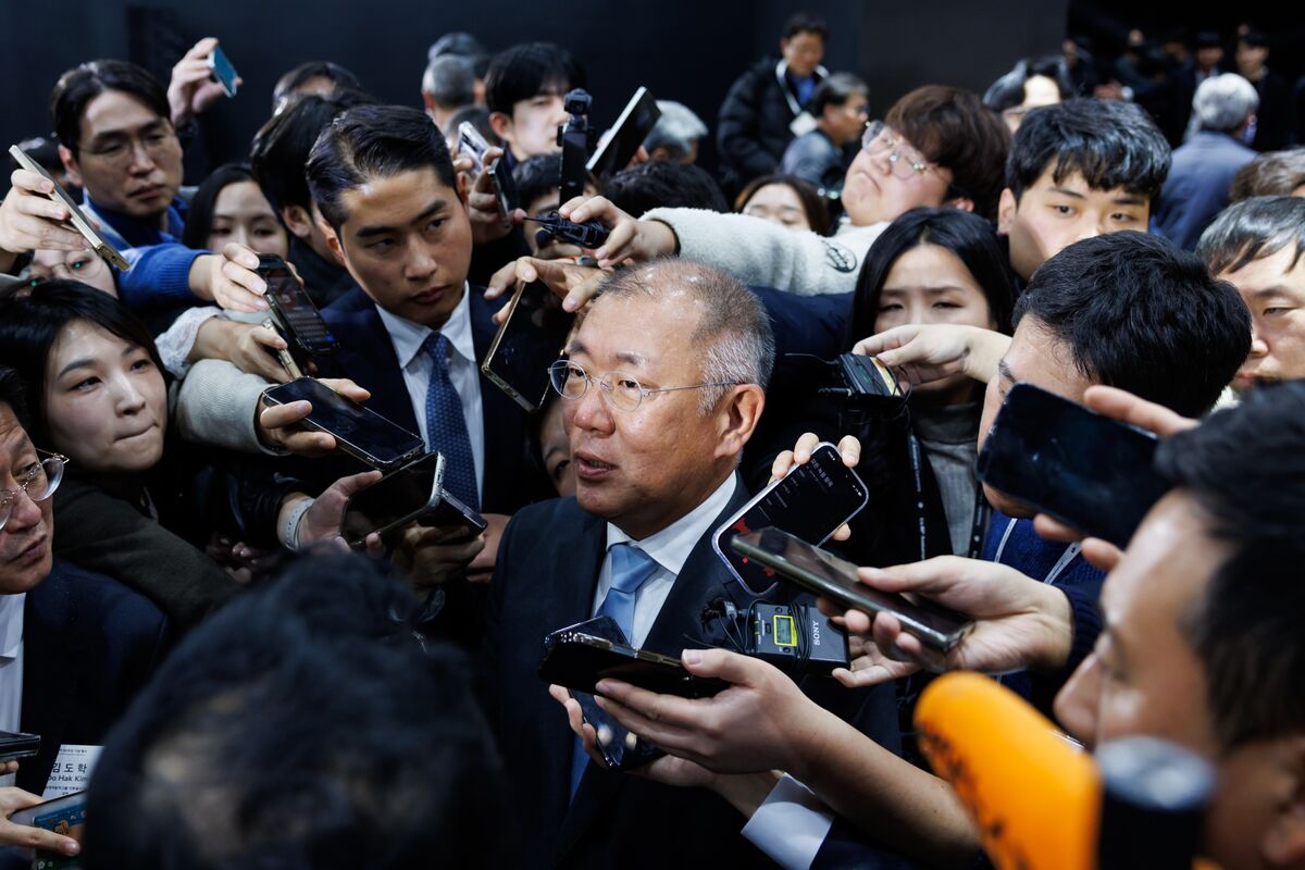 bloomberg.com - Hyonhee Shin - Hyundai's Chung Warns Tough Year Ahead for Global Auto Industry