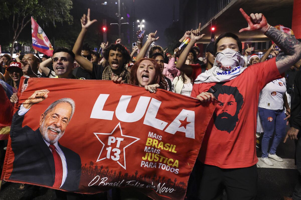 Brazil Picks Lula Over Bolsonaro as Leader It Dislikes Least