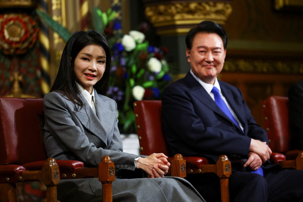 featured image thumbnail for post Prosecutors Clear South Korea First Lady in Dior Bag Probe