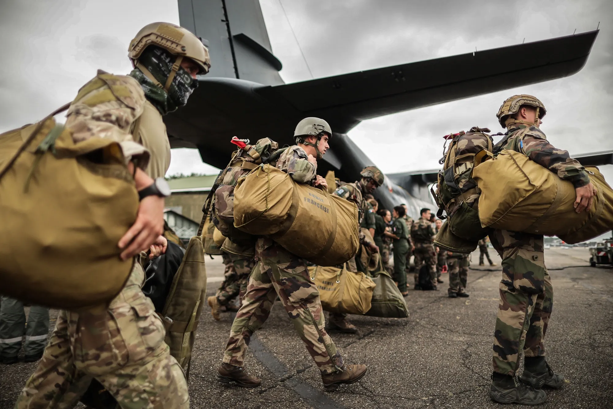 French paratroopers take part in a training exercise in 2022.