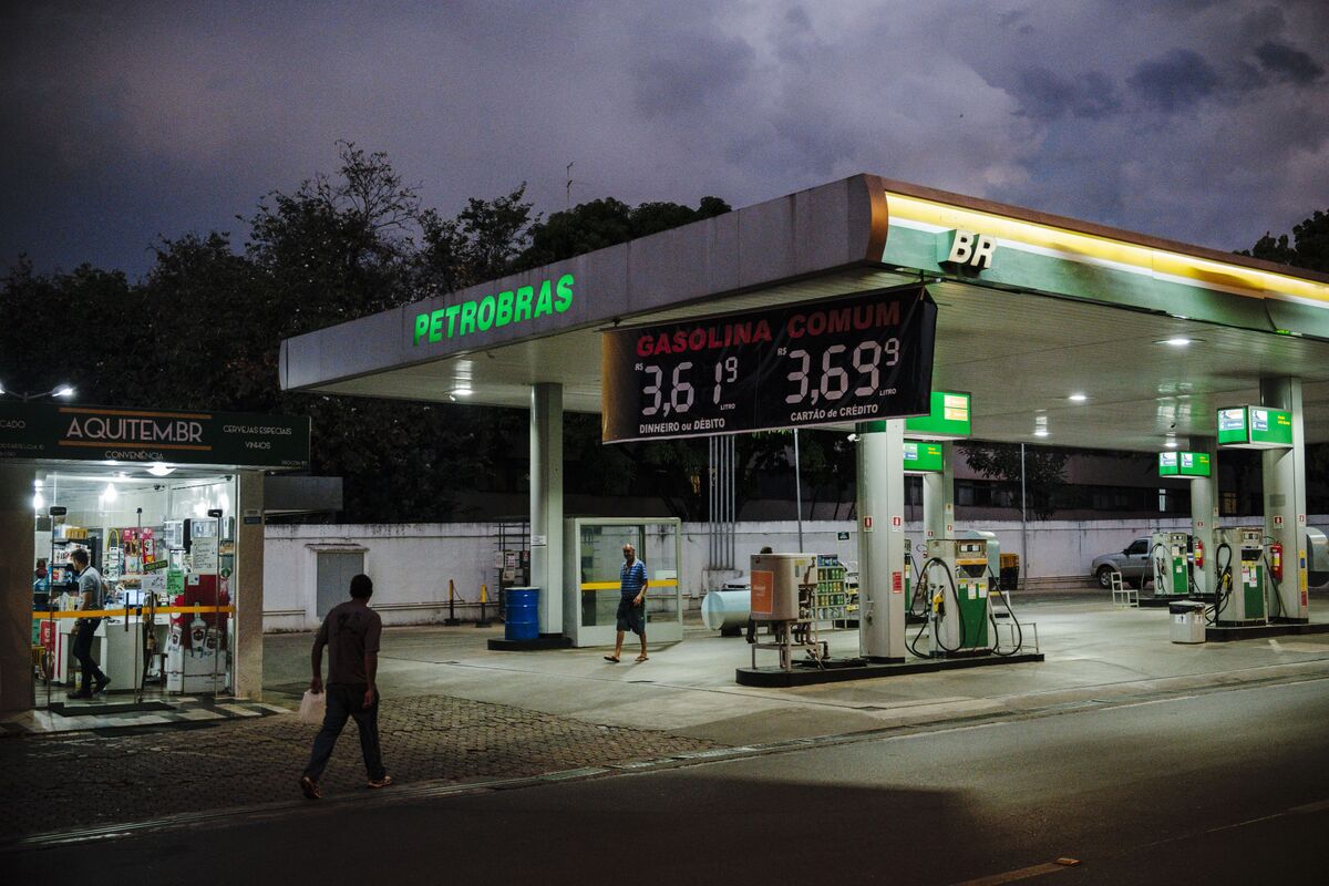 Petrobras (PETR4 BZ) to Pay Up to $55 Billion in Dividends Through 2029 - Bloomberg Petrobras to Pay Up to $55 Billion in... 