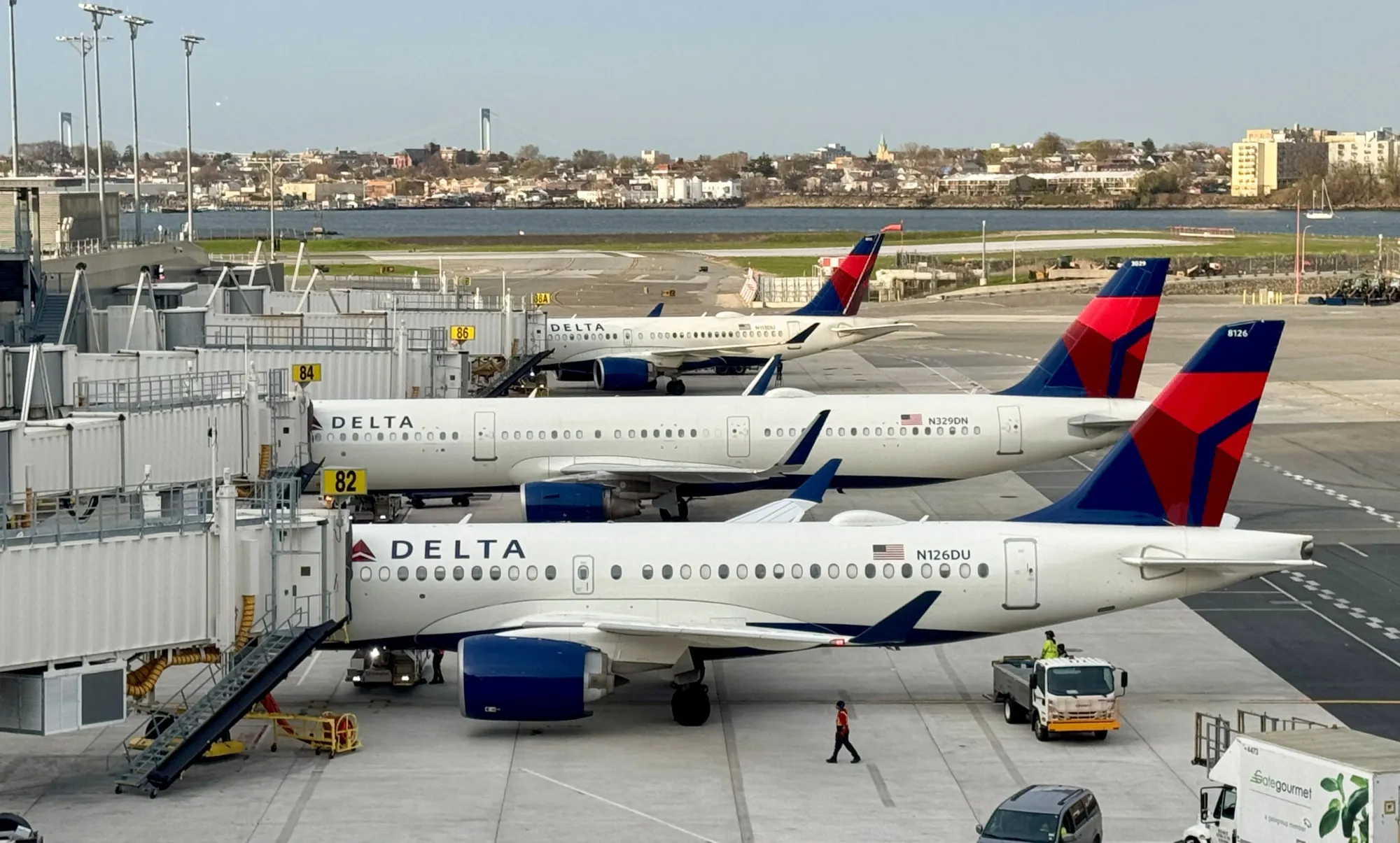 デルタ航空2機が地上走行中に低速で接触、NYラガーディア空港－ABC