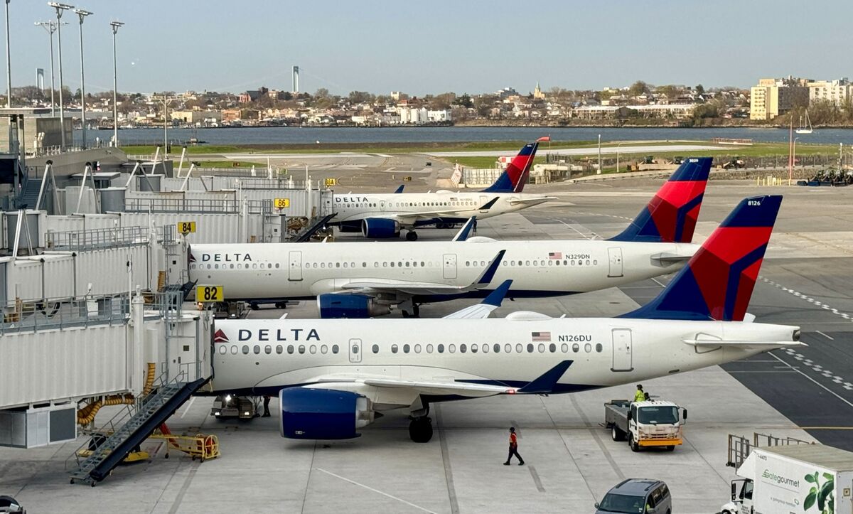 Delta　デルタ航空　52×46 デルタ航空2機が地上走行中に低速で接触、NYラガーディア空港－ABC