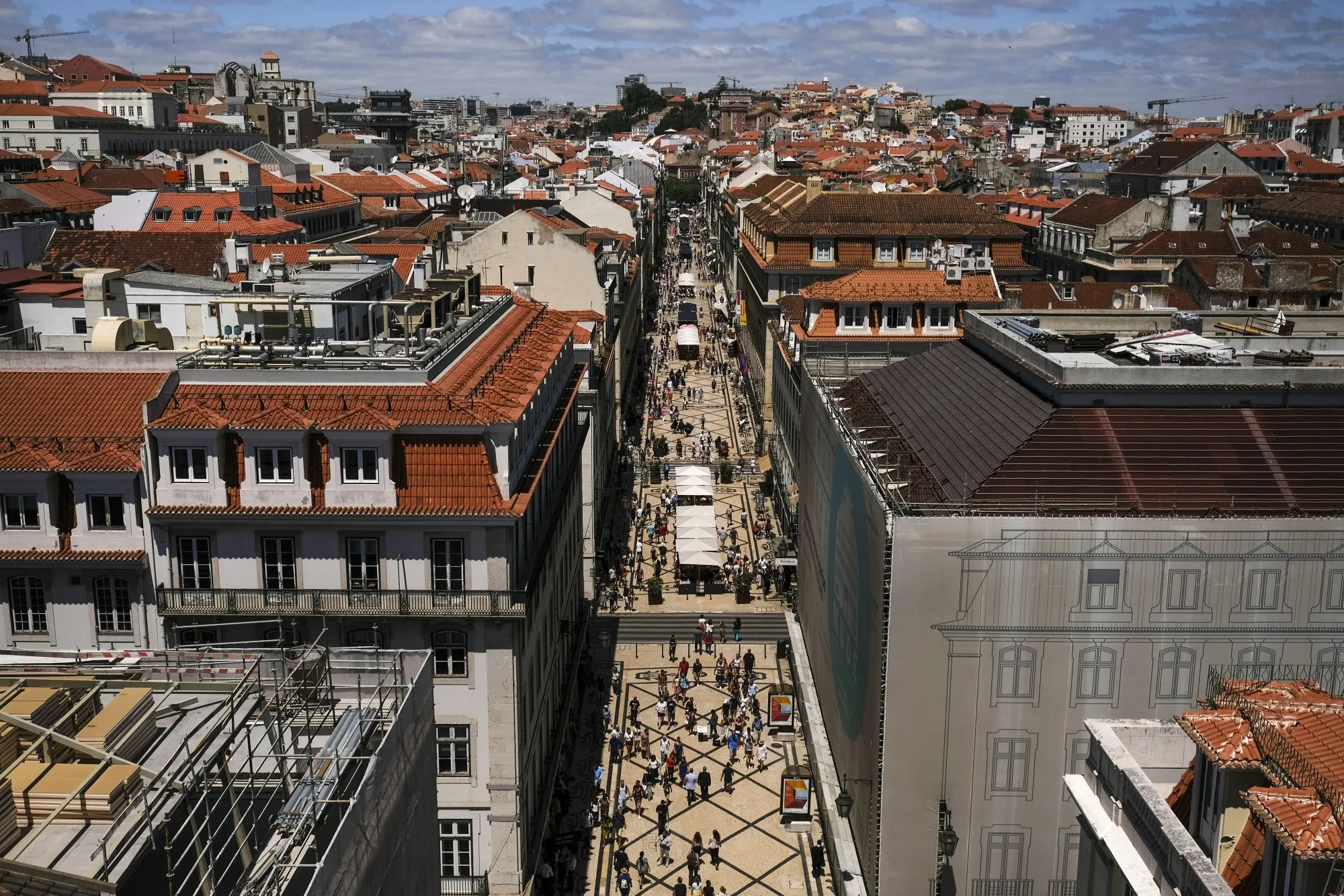 Every year almost half of the Portugal’s graduates&nbsp;leave in search of better work and living conditions&nbsp;elsewhere in Europe.