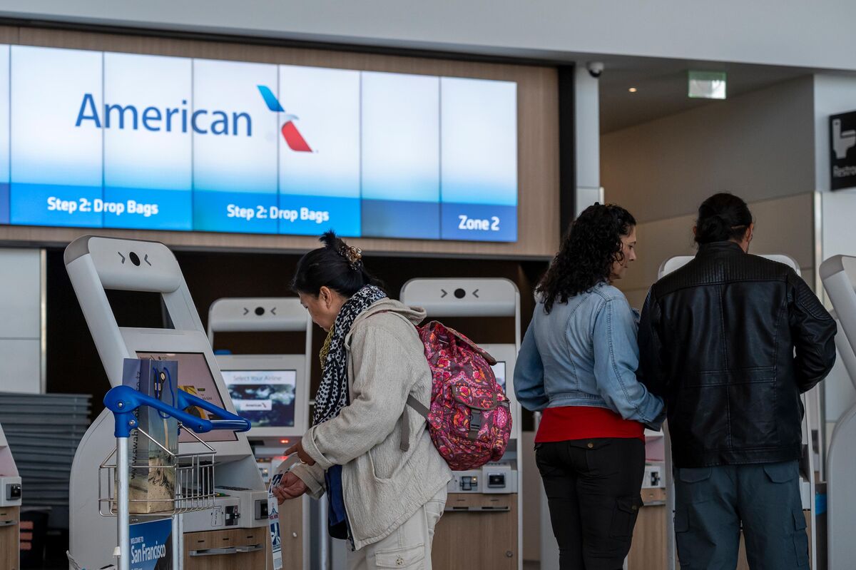 American Airlines Reports Smaller Loss, Sees Premium Revenue Up