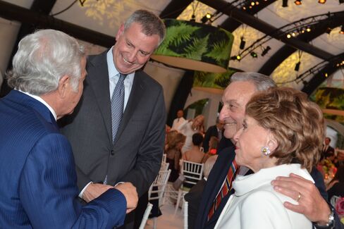 Mayor Bill de Blasio with Robert Kraft, Sandy Weill and Joan Weill. Photographer: Amanda Gordon/Bloomberg