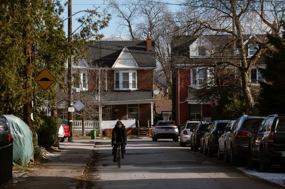 Canadian Home Prices Dip as Momentum Stalls Heading to Year-End Canadian Home Prices Dip as Momentum Stalls Heading to Year-End