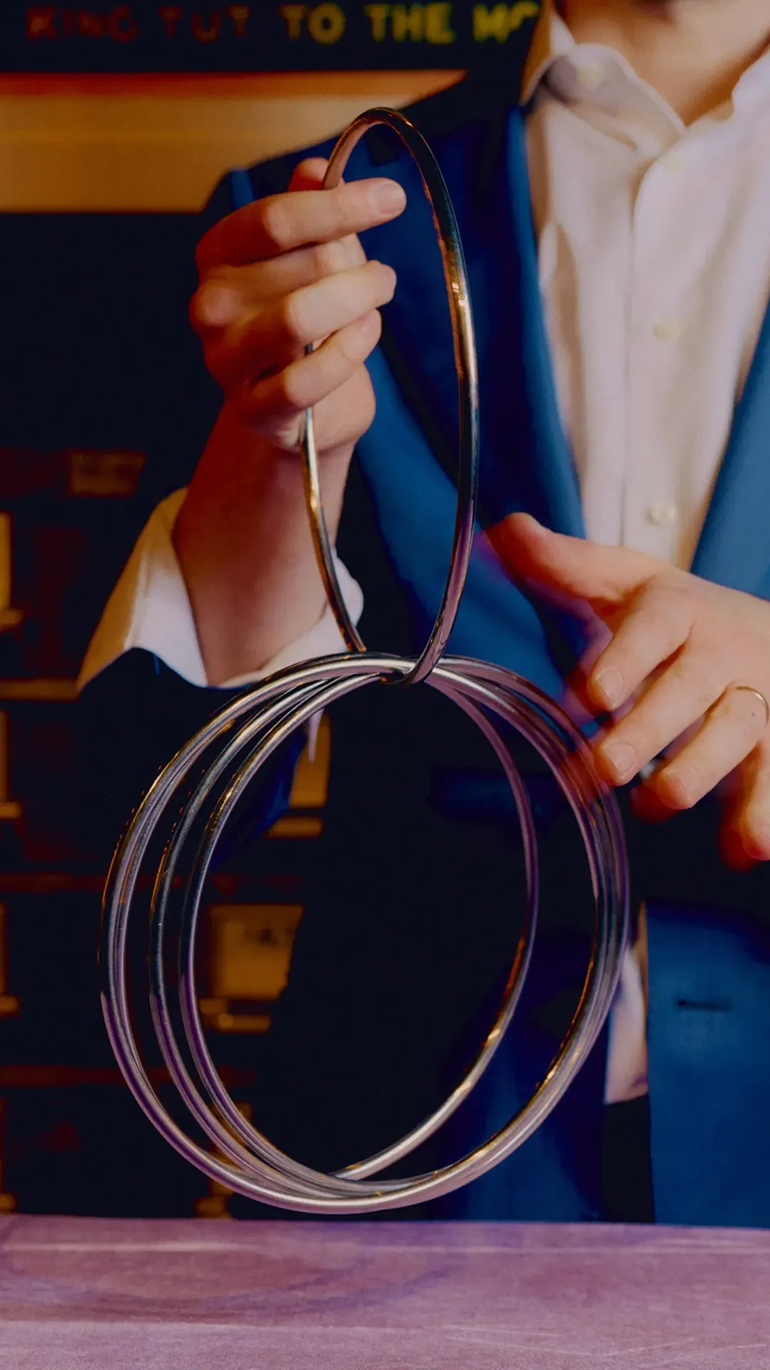 Watch Why We’re Living In A Golden Age Of Close-up Magic  - Bloomberg Kép