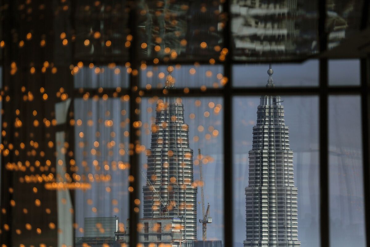 Petronas Mulls More Dividend to Fund Malaysia’s Stimulus