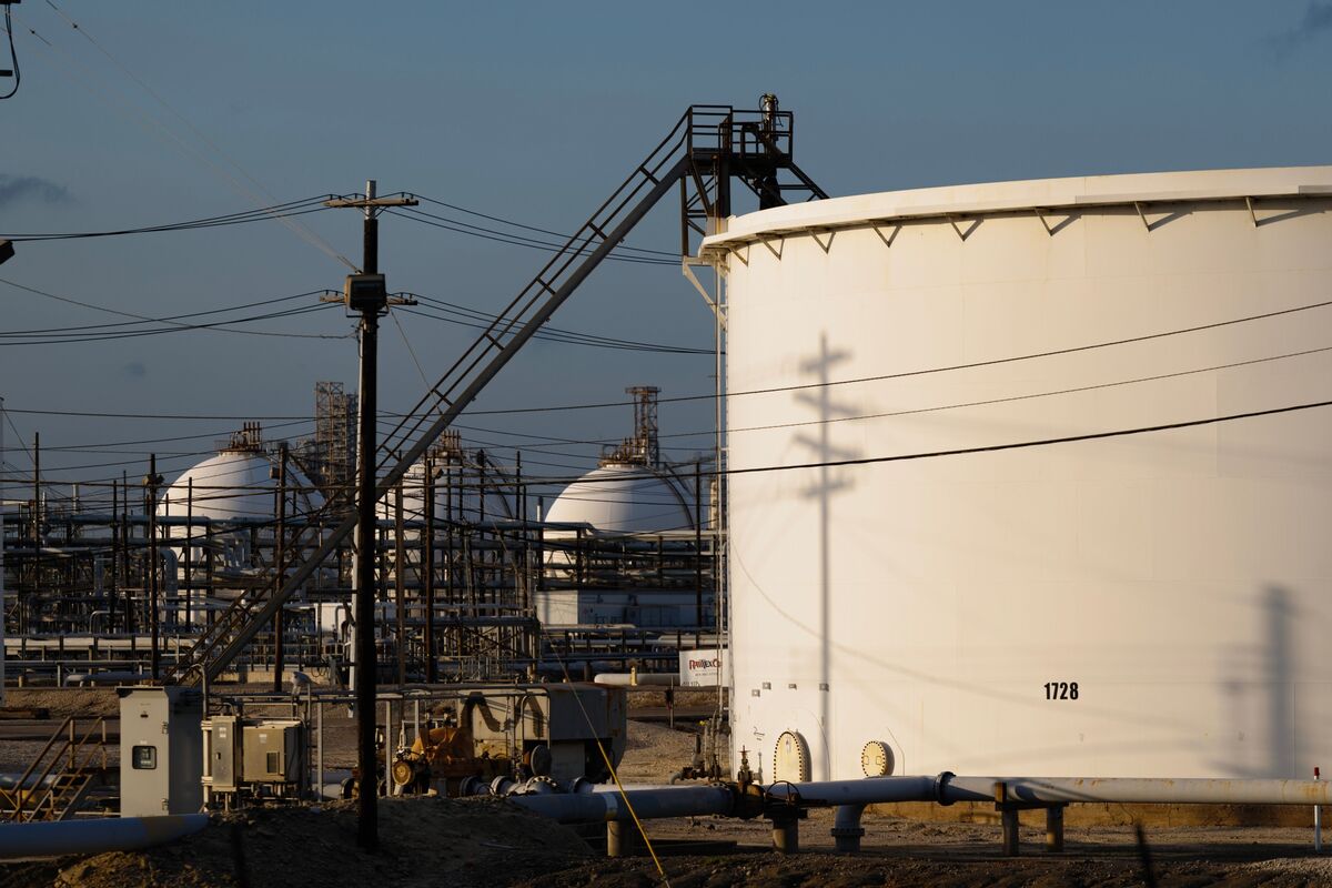 bloomberg.com - Julian Hast - US Natural Gas Ticks Down on Mild Weather, Growing Surplus