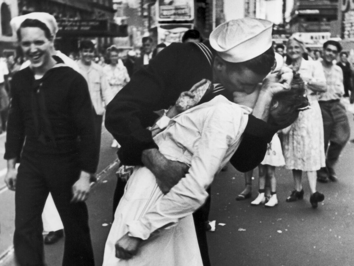 Sailor in Iconic V-J Day Times Square Kiss Photo Dies At 95 - Bloomberg