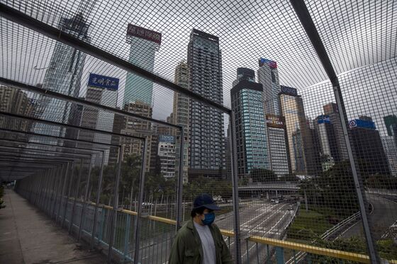 Hong Kong Tries to End Covid Without Resorting to Lockdown