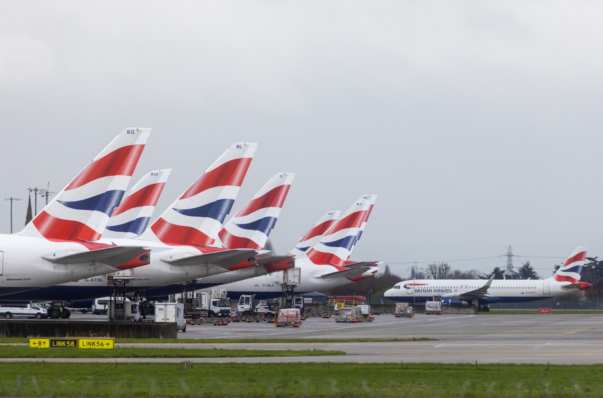 Changi Airport: Hanging out at the world's best airport - BBC News