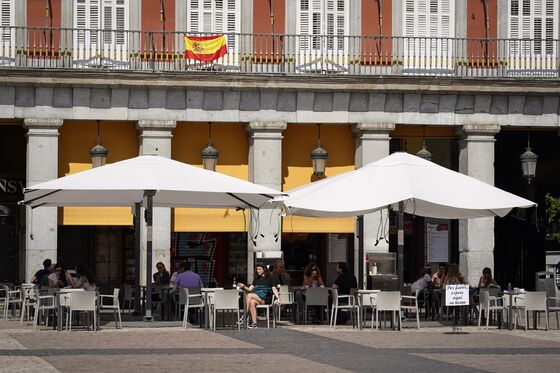 Spaniards in Face Masks Return to Madrid’s Bars 