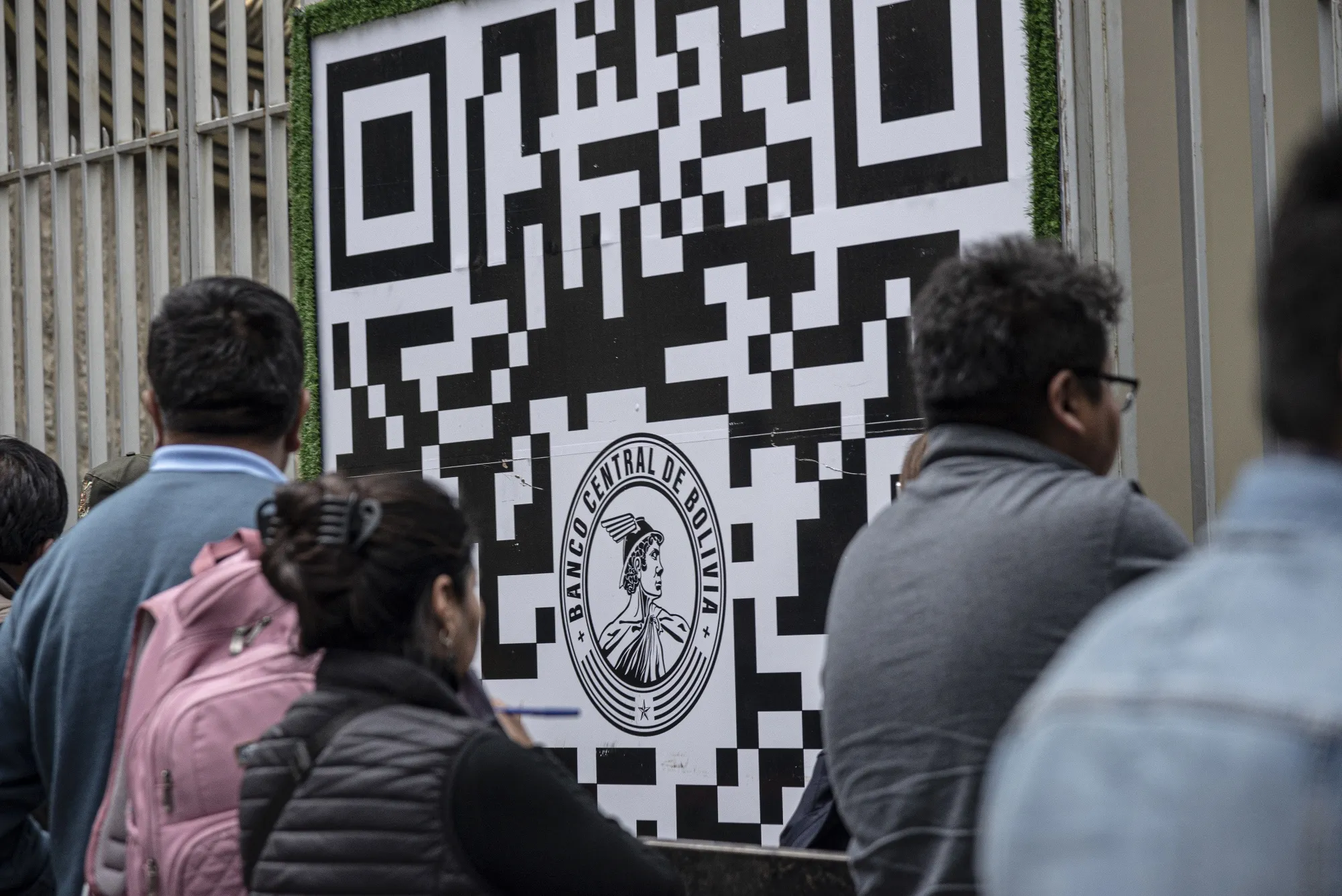 Queue outside Bolivia’s central bank as a foreign currency crisis dries up the supply of US dollars.