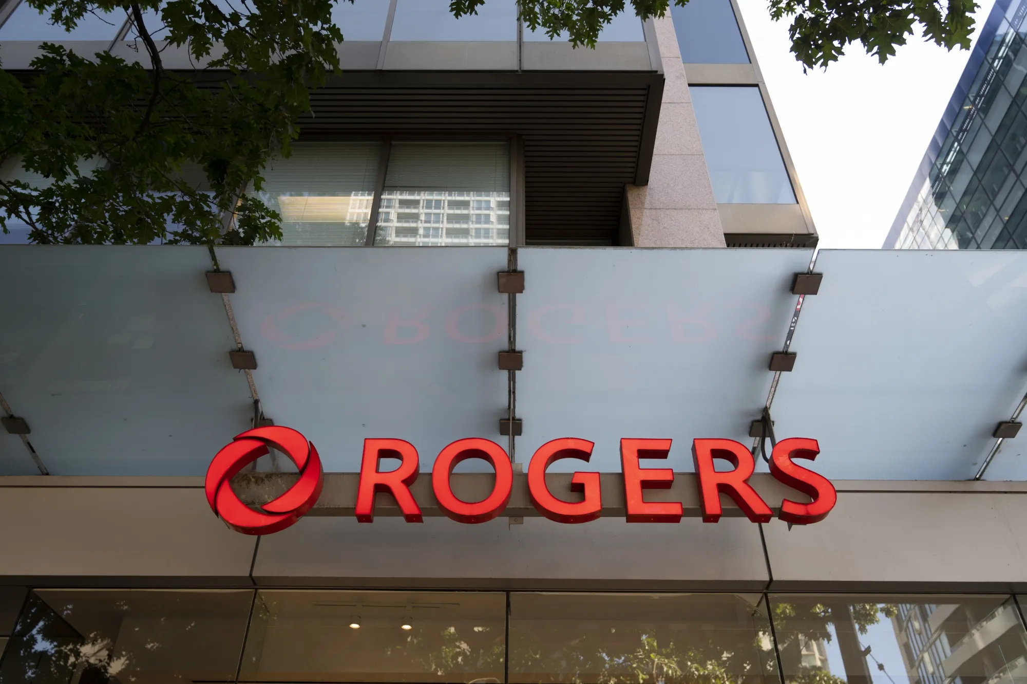 A Rogers store in Vancouver, British Columbia, Canada, on Tuesday, Sept. 6, 2022.&nbsp;A Canadian competition lawyer said the government is likely to allow&nbsp;Rogers Communications Inc.’s takeover of&nbsp;Shaw Communications Inc.&nbsp;to close soon, without new conditions.
