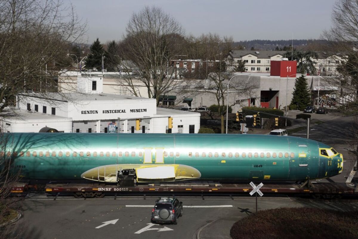 planes-delivered-by-trains-bloomberg