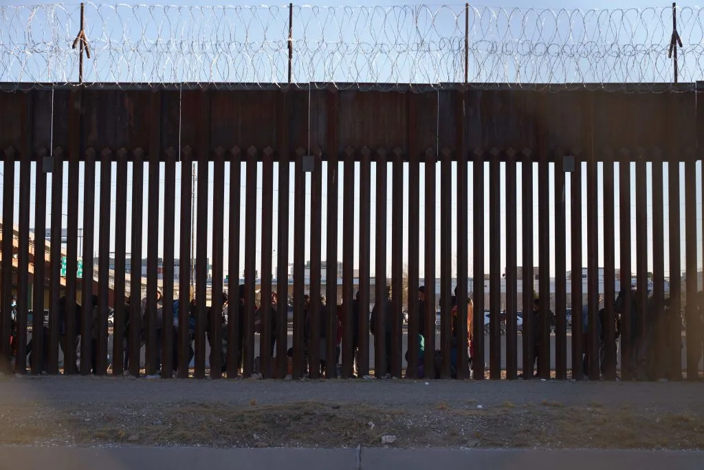 Child migrants who enter the US alone may be held by the government longer after a policy change.&nbsp;