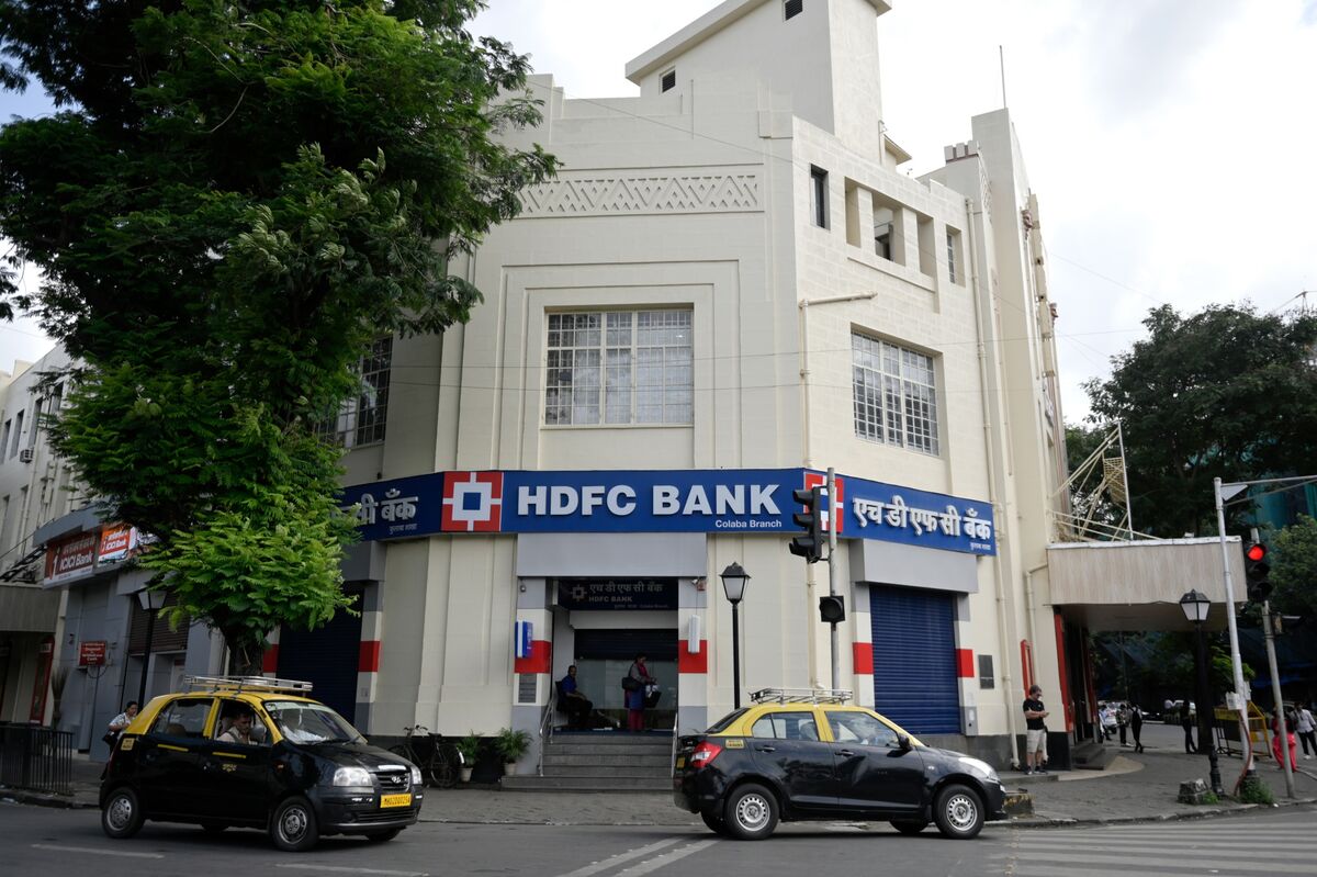 India Bank Deposits Surge on FCNR Flows But Margin Pressure Looms
