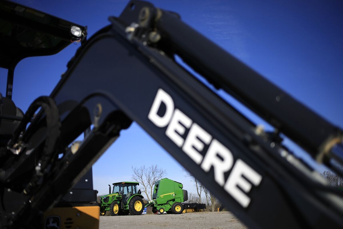 bloomberg.com - Michael Hirtzer - Deere Keeps Outlook With Construction Boost as Farmers Struggle