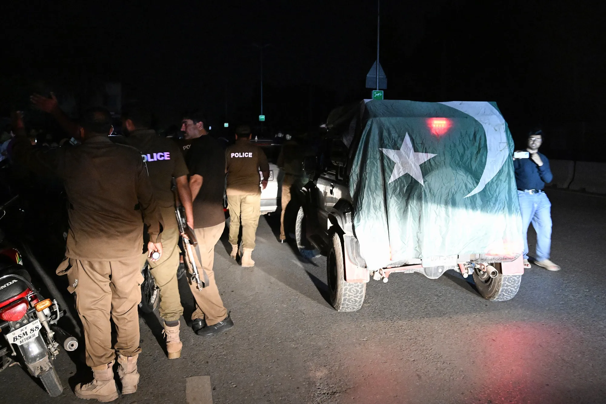 インドとパキスタン、軍事衝突激化－全面戦争に近づく恐れ - Bloomberg