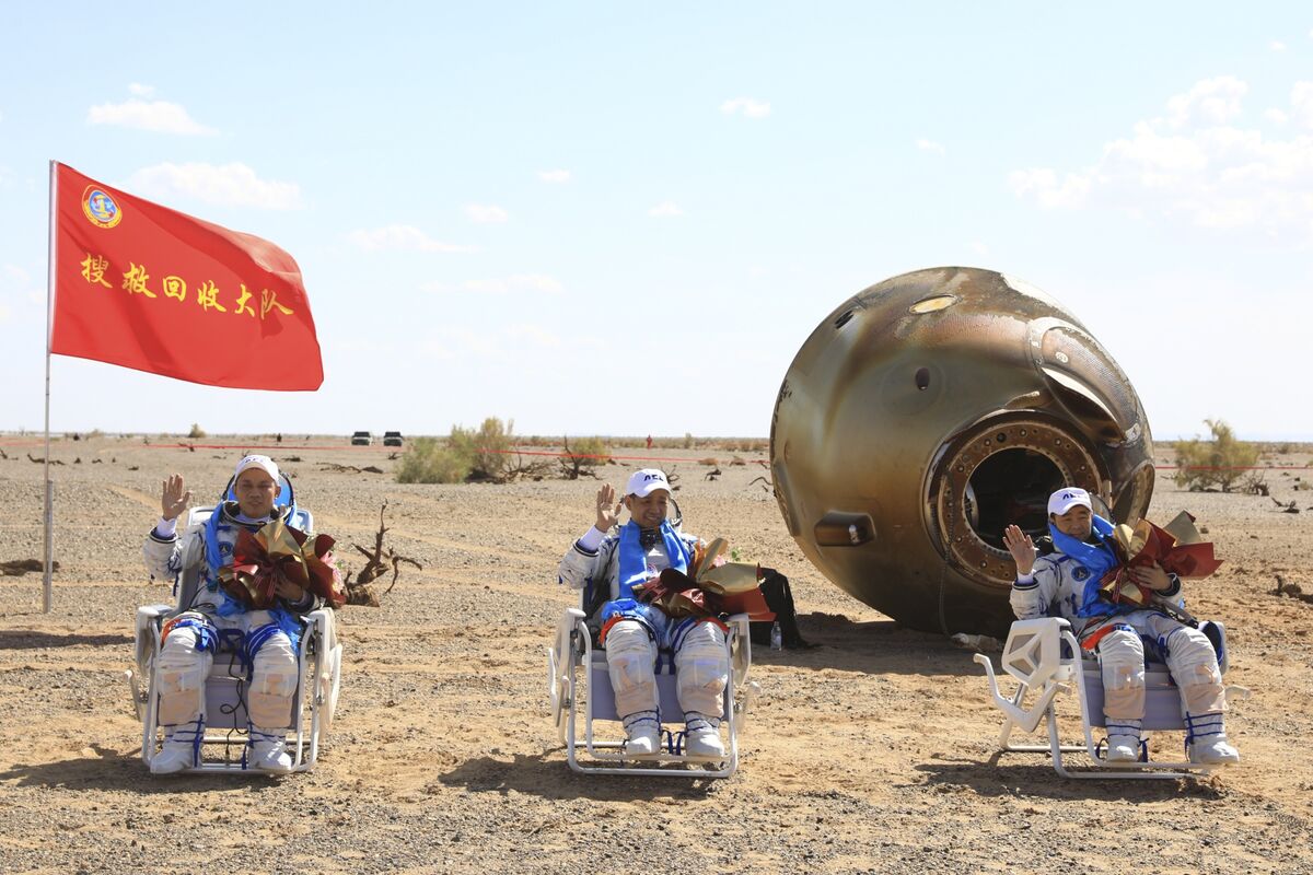 Chinese Astronauts Return After 90 Days Aboard Space Station - Bloomberg